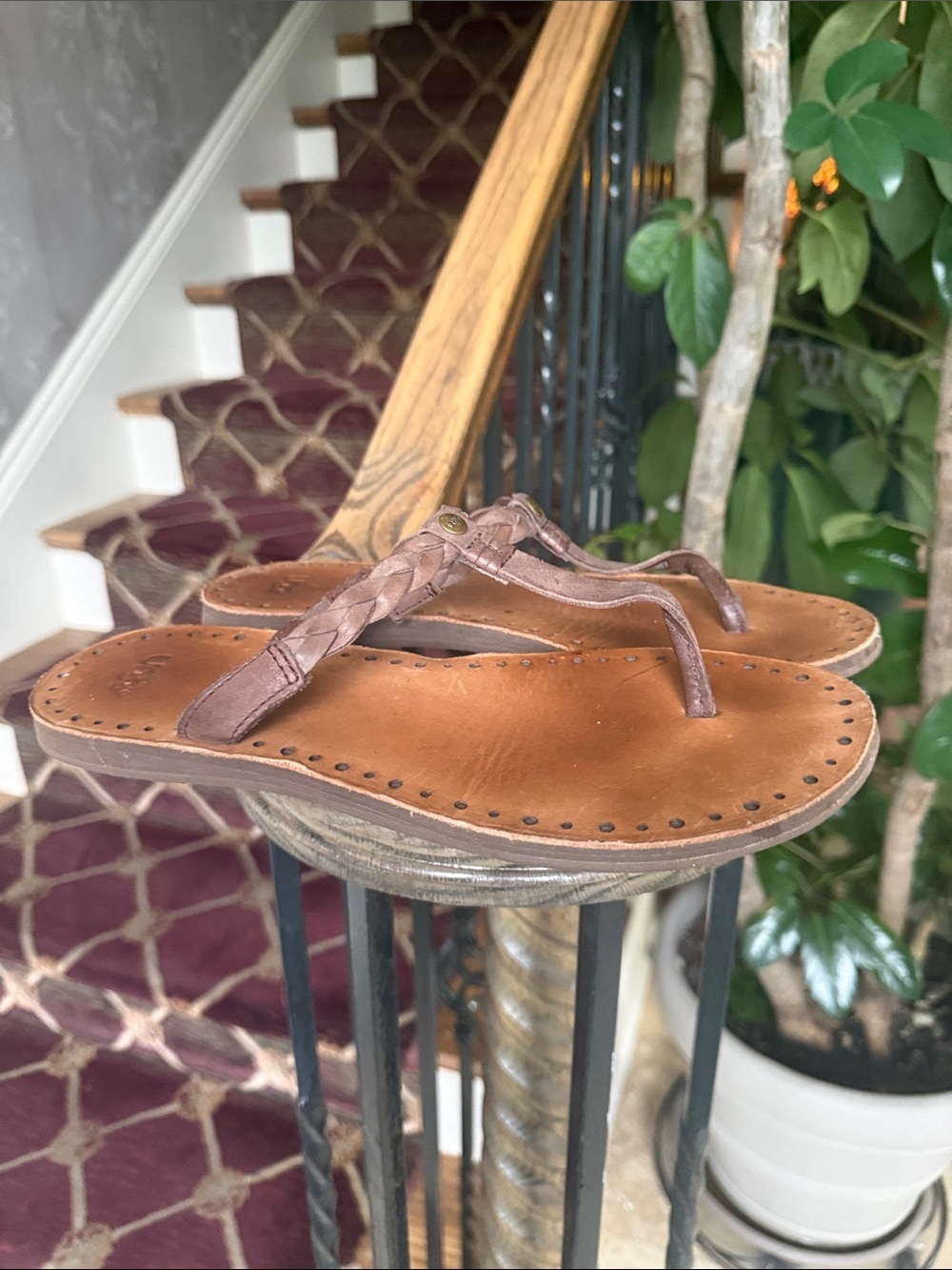 UGGS ladies, leather thong women’s size 9 very good condition - Picture 2 of 8